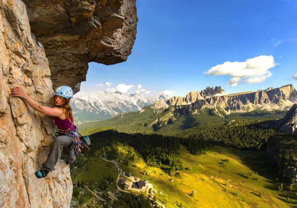 trad climbing girl